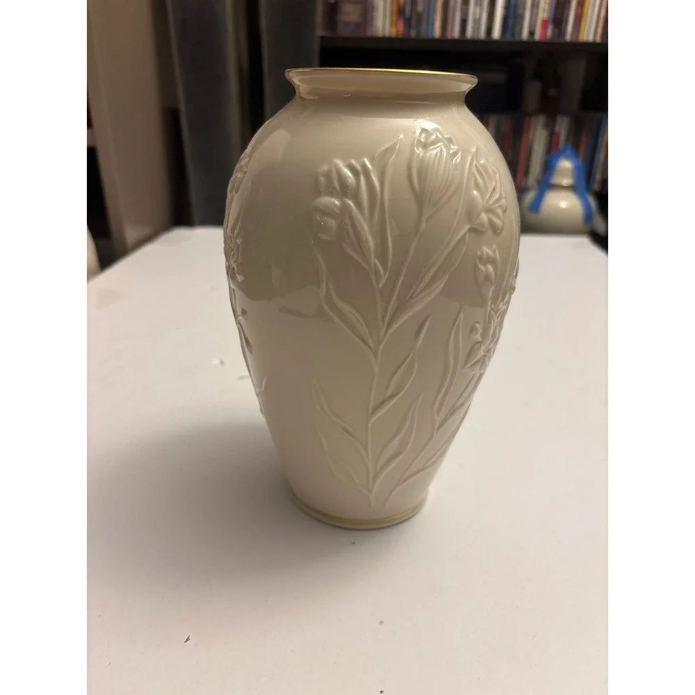 Lenox China Masterpiece Vase Medium‎ Hand Decorated with 24K Gold Lily Floral